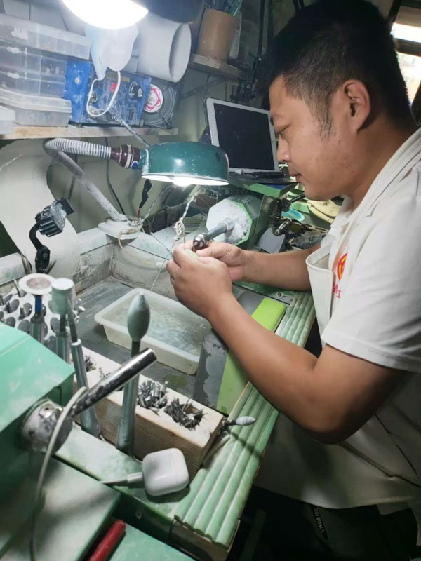 于鹏—鞍山市工艺美术大师